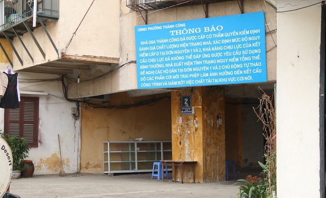  UBND phường Thành Công đã phải gắn biển thông báo ở đơn nguyên 1 và 2... 
