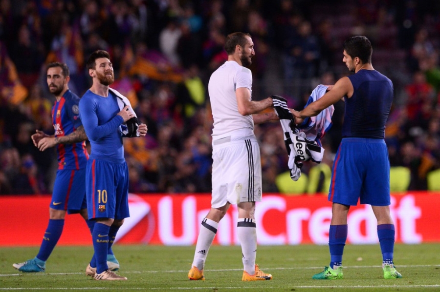 Gat het an oan, Suarez doi ao voi thac si Chiellini hinh anh 1