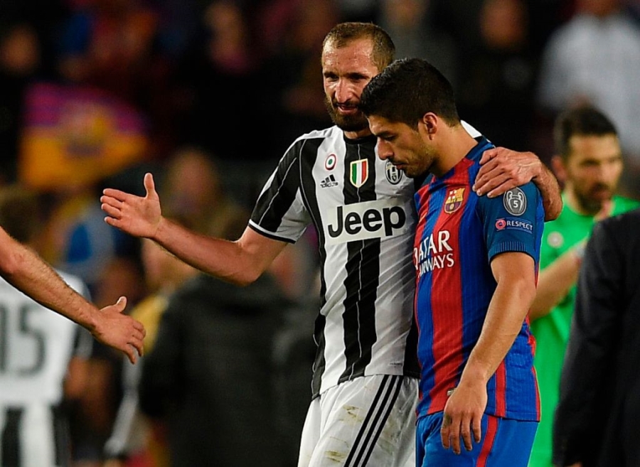 Gat het an oan, Suarez doi ao voi thac si Chiellini hinh anh 3