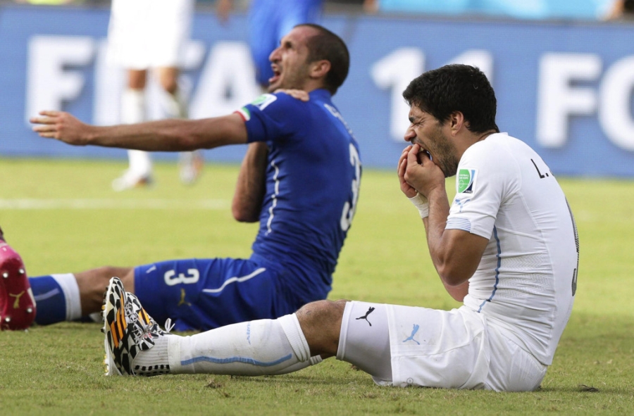 Gat het an oan, Suarez doi ao voi thac si Chiellini hinh anh 5