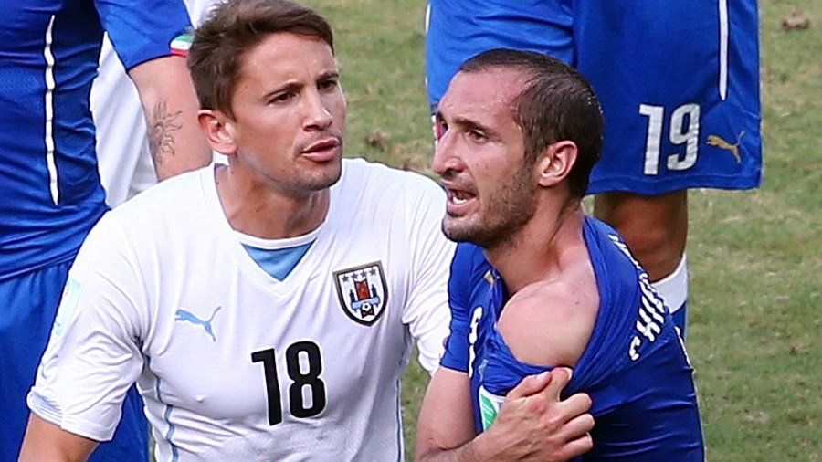 Gat het an oan, Suarez doi ao voi thac si Chiellini hinh anh 6