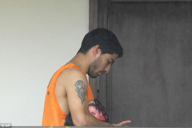 Gat het an oan, Suarez doi ao voi thac si Chiellini hinh anh 7