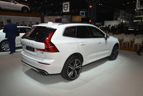 suv hang sang volvo xc60 2018 gia tu 1,05 ty dong hinh anh 2
