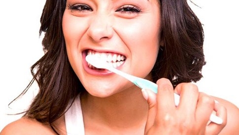 Vì sao sáng dậy là hơi thở bốc mùi dù đánh răng kỹ trước khi ngủ? - ảnh 2