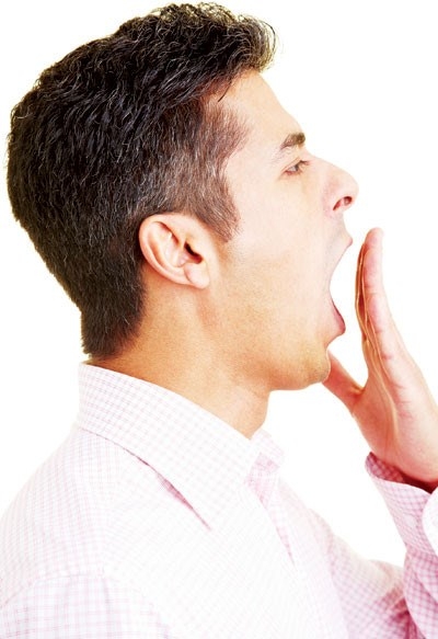 Vì sao sáng dậy là hơi thở bốc mùi dù đánh răng kỹ trước khi ngủ? - ảnh 4