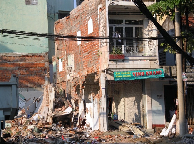 Các nhà dân bên cạnh cũng đang lo ngại sợ nhà sập