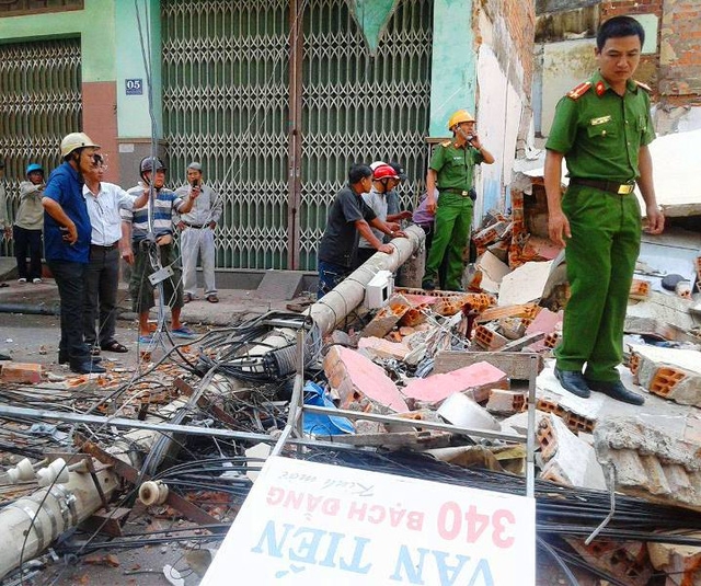 Có 2 trụ điện bị gãy 