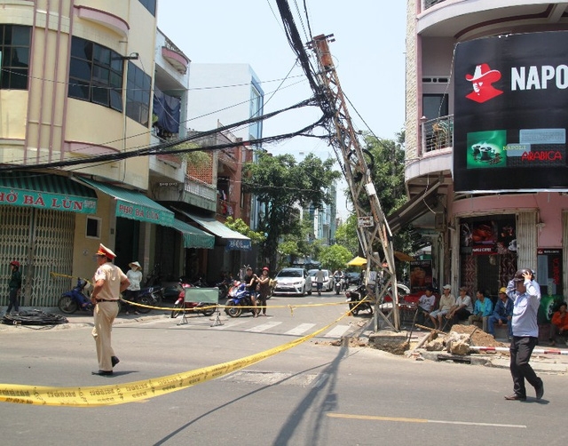 Nhiều trụ điện bị giật nghiêng, hư hỏng
