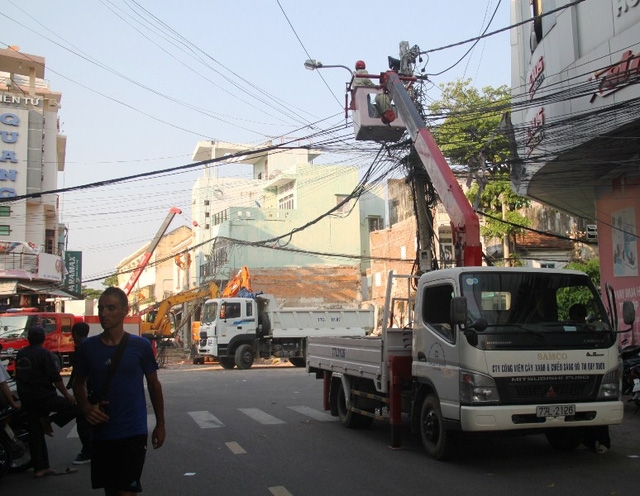 Ngành điện lực Bình Định đang nỗ lực sửa chữa để đóng liện cho người dân