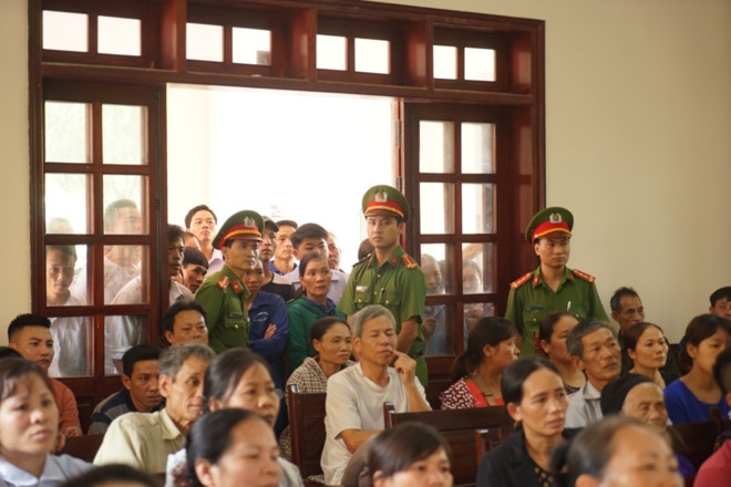 Vu 'quan tai dieu pho': Bi cao bi danh, ep chep lai ban ghi loi khai hinh anh 1