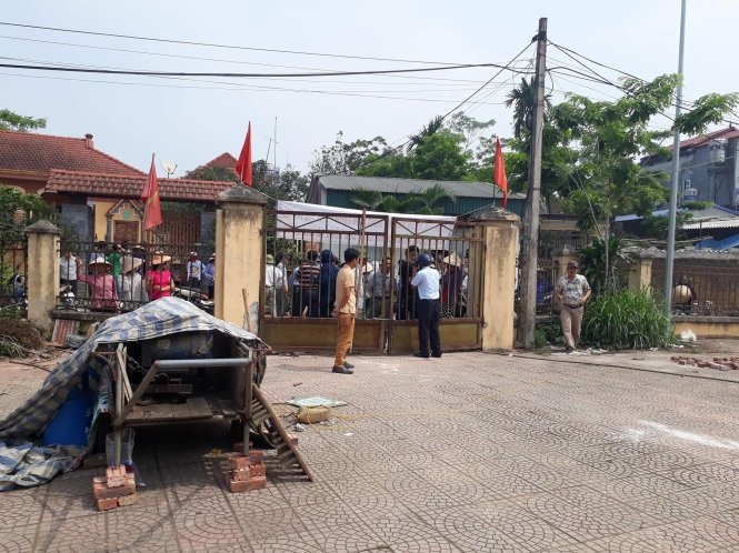 Người dân tập trung nơi đang giữ các cán bộ