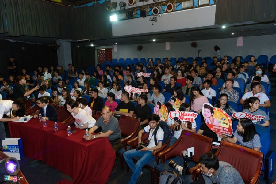 Hoa hau Hong Kong va sao TVB vui ve giao luu voi sinh vien Viet hinh anh 3