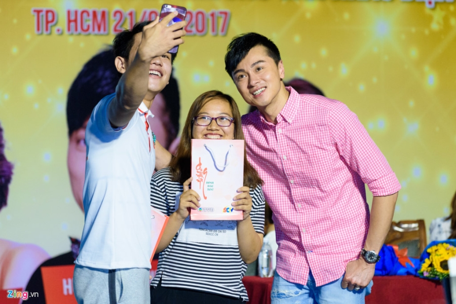 Hoa hau Hong Kong va sao TVB vui ve giao luu voi sinh vien Viet hinh anh 6