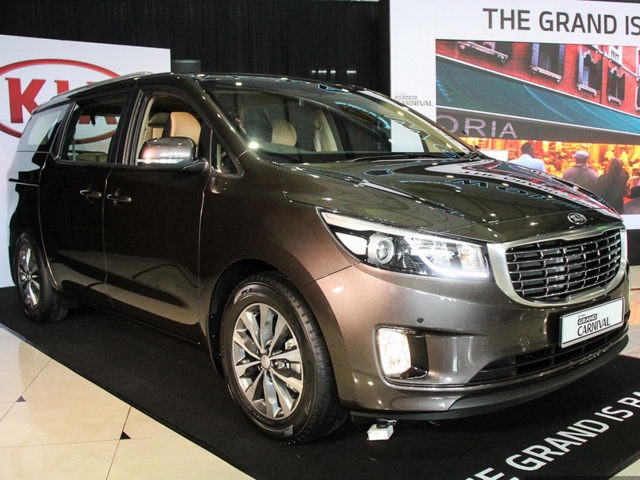 kia sedona 2017 co gia tu 792 trieu dong hinh anh 1