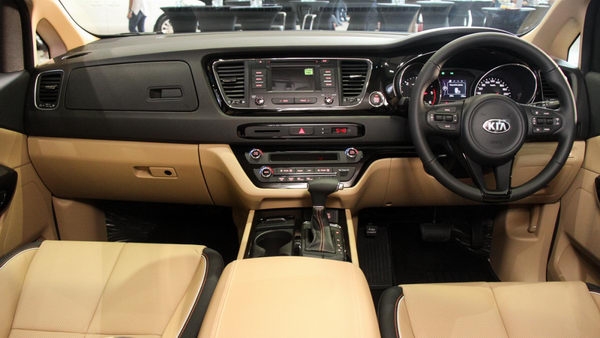kia sedona 2017 co gia tu 792 trieu dong hinh anh 3