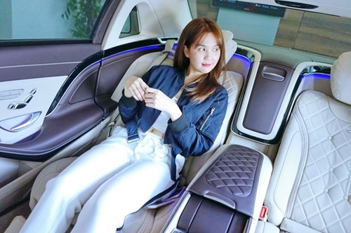 Ngọc Trinh tậu xe siêu sang Mercedes-Maybach S500 giá 11 tỷ Đồng - Ảnh 2.