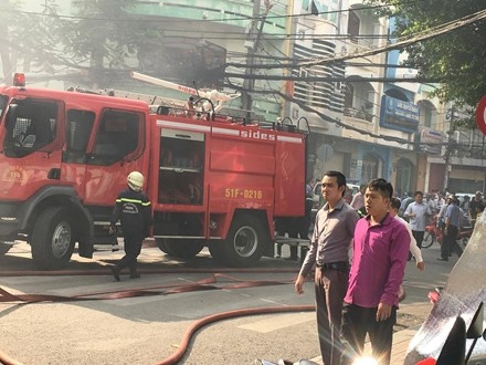 Nhà cao tầng bốc cháy dữ dội, nhiều người mắc kẹt ảnh 1