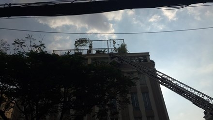 Nhà cao tầng bốc cháy dữ dội, nhiều người mắc kẹt ảnh 2