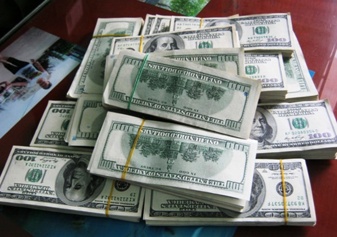 Bi bat vi mang 400.000 USD thang bac tu Campuchia ve Viet Nam hinh anh 1