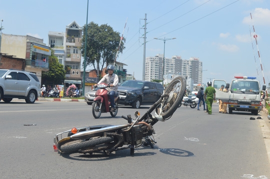 Chiếc xe máy bị tông văng hàng chục mét trên đường Phạm Văn Đồng