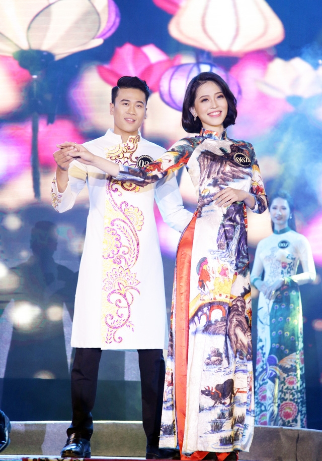  Phương Nga kết hợp ăn ý với thí sinh Phạm Đức Huy trong phần thi trang phục truyền thống 