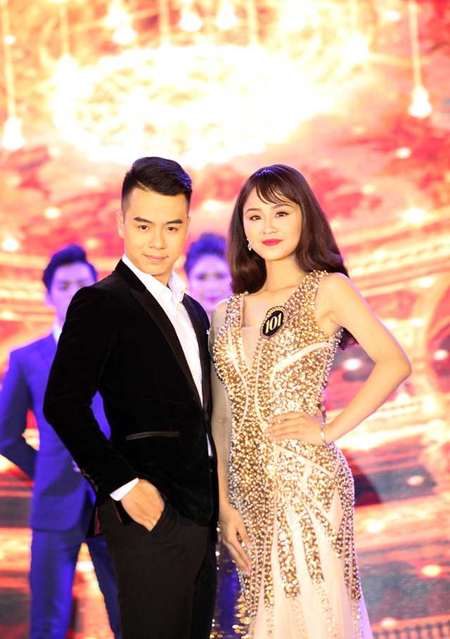 Nam vương Tống Ngọc Hải sánh vai bên người bạn Ngô Phương Thảo. Phương Thảo cũng giành giải Á khôi 2 của cuộc thi. 