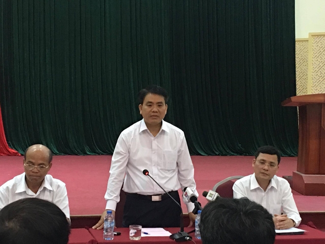  Chủ tịch Hà Nội Nguyễn Đức Chung trong buổi làm việc với lãnh đạo huyện Mỹ Đức và lãnh đạo xã Đồng Tâm tối 20/4. 