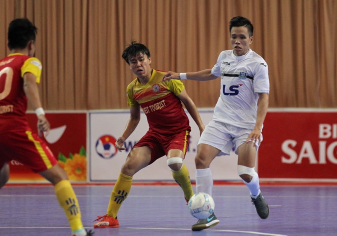 Thái Sơn Nam (áo trắng) đã vô địch lượt đi /// Bảo Nghi