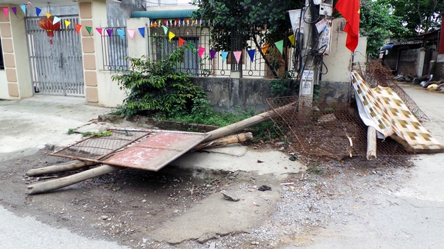  Tại các lối vào, chướng ngại vật đã được dẹp bỏ. 