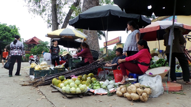  Nhiều ngày qua, nhịp sống thôn Hoành bị đảo lộn; người dân lo canh làng thay vì buôn bán, chạy chợ. Nay nhịp sống đã hối hả trở lại. 