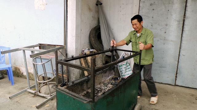 Chủ hàng vịt quay mở bán hàng trở lại sau gần chục ngày nghỉ.