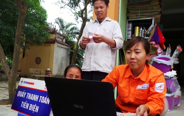 Nhân viên điện lực trở lại công việc bị gián đoạn trước đó.