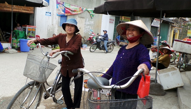  Đường làng lại rộn rã tiếng cười. 