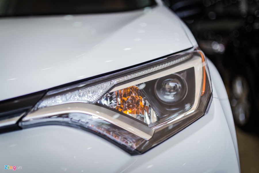 Toyota RAV4 2017 dau tien ve Ha Noi hinh anh 3