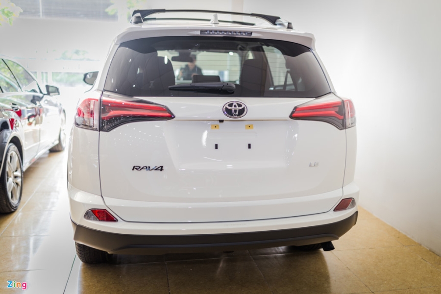 Toyota RAV4 2017 dau tien ve Ha Noi hinh anh 4