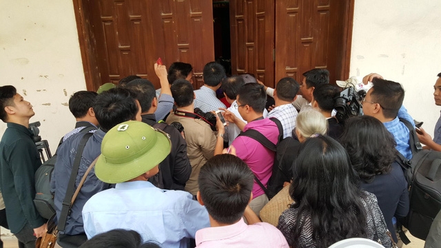  Rất đông người dân và các phóng viên không được vào trong hội trường, đã tập trung kín ngoài cánh cửa hội trường để nắm bắt thông tin. Loa truyền thanh xã phát đi thông báo, cuộc đối thoại sẽ được phát trực tiếp trên loa cho toàn thể nhân dân theo dõi. 