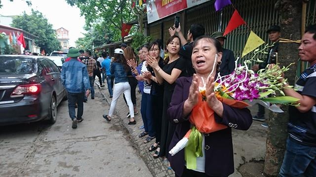  Bà con Đồng Tâm phấn khởi vỗ tay chào mừng đoàn lãnh đạo thành phố về đối thoại. 