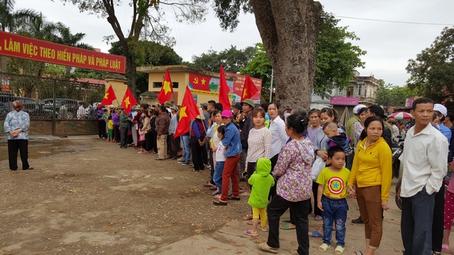  Người dân tập trung kín phía ngoài trụ sở UBND xã, nơi sắp diễn ra buổi đối thoại. 