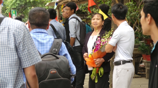  Người dân Đồng Tâm chuẩn bị hoa tặng các lãnh đạo thành phố. 
