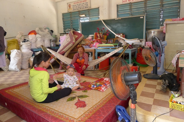  Tuy nhiên chị Chín cho biết, trường học cũng chưa an toàn nên sắp phải di chuyển đến chỗ ở mới 