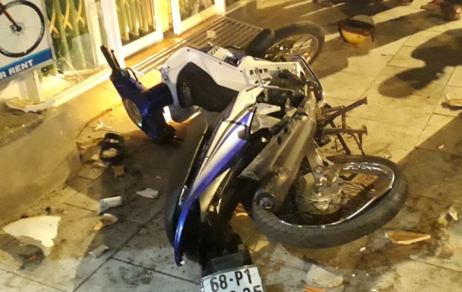 Taxi nat dau sau va cham voi xe may hinh anh 2