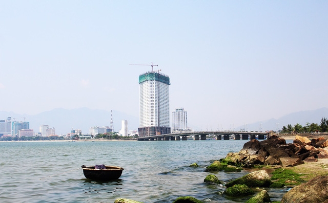 Chuyên gia nêu ý tưởng lấn biển nhiều điểm, trong đó nhấn mạnh khu vực phía Đông - Nam cầu Trần Phú là quan trọng, cần hình thành công trình hoặc cụm công trình điểm nhấn. Định hướng chung cả phía Đông, phía Tây khu vực cầu Trần Phú cần là đô thị hiện đại, có thể là dạng cao tầng nên có thể lấn ra biển, làm cầu cảng ở khu vực này