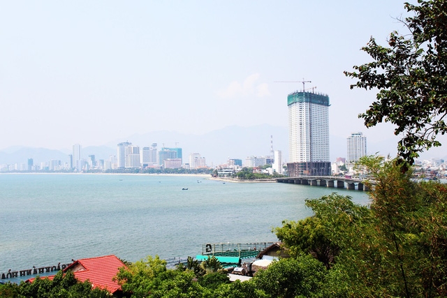  Kiến trúc sư Nguyễn Văn Lộc, Chủ tịch Hội Kiến trúc sư Khánh Hòa, cho rằng, Vịnh Nha Trang được xác định cảnh quan thiên nhiên cấp quốc gia. Do đó, Vịnh phải được điều tiết bằng Luật Di sản. “Hai đầu cầu Trần Phú cần có độ thoáng cửa sông. Nếu làm khu đô thị sẽ mất hình ảnh của thiên nhiên, ông Lộc nói 