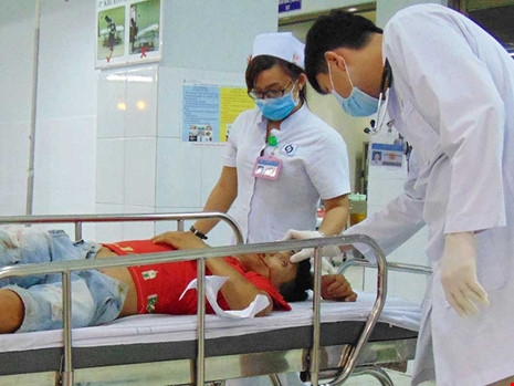 Chiêu lừa mới: Giả bác sĩ moi tiền người bệnh - ảnh 1