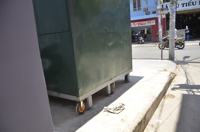 Bánh xe được gắn ở dưới để thuận tiện trong việc di chuyển