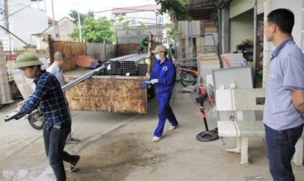 Không khí làm việc đã trở lại với bà con thôn Hoành. Ảnh: Trường Phong.