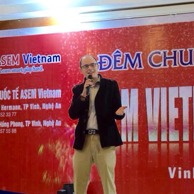 Hoc sinh ho reo khi thay giao Tay hat 'Con mua tinh yeu' hinh anh 3