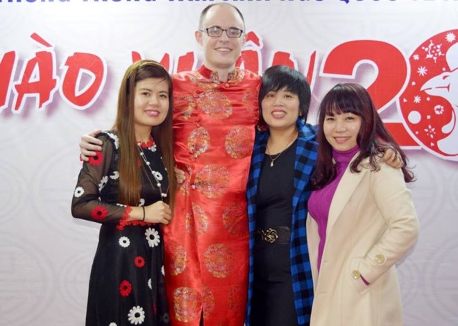 Hoc sinh ho reo khi thay giao Tay hat 'Con mua tinh yeu' hinh anh 4