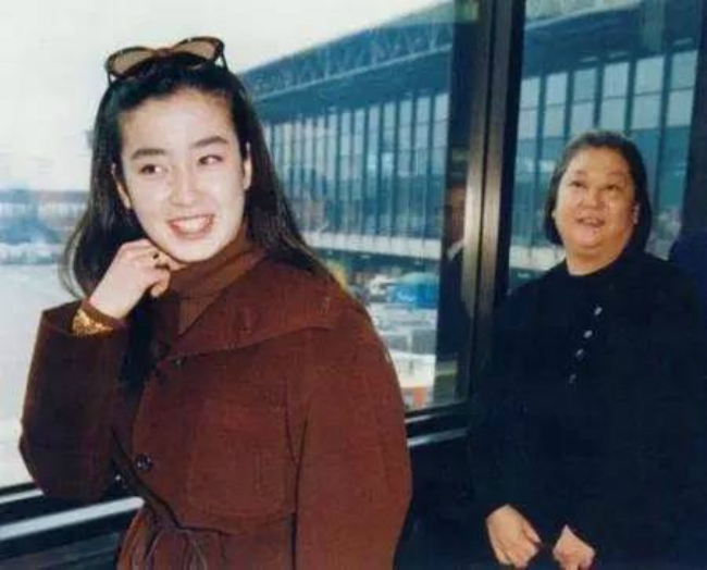 Diễn viên Rie Miyazawa và mẹ đẻ.