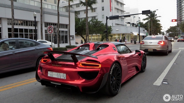 Tức nổ mắt với bộ áo đỏ crôm trên siêu xe triệu đô Porsche 918 Spyder - Ảnh 6.